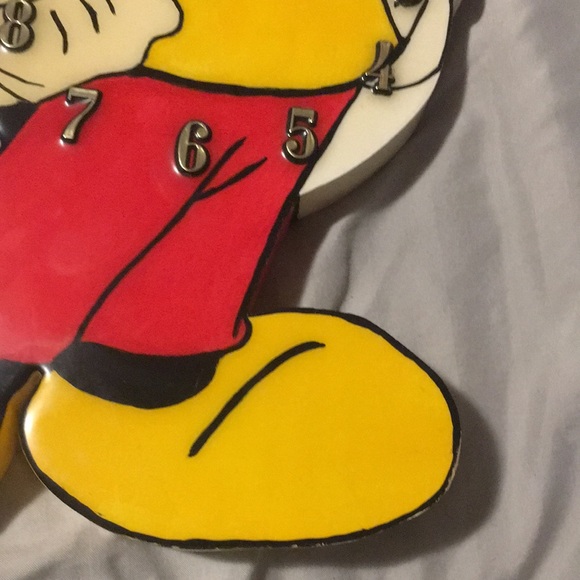 Mickey mouse shaped clock - Picture 6 of 13
